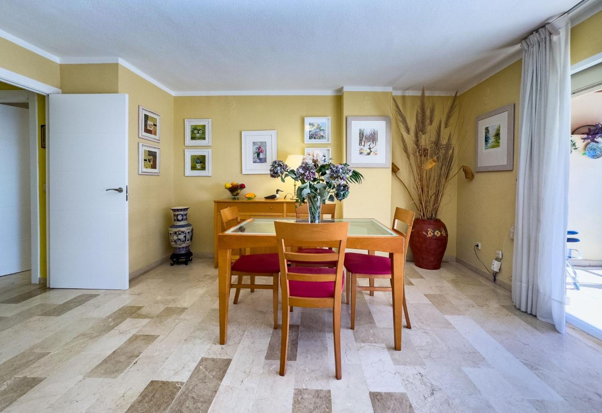 Spacious Two Bedroom In Centre *