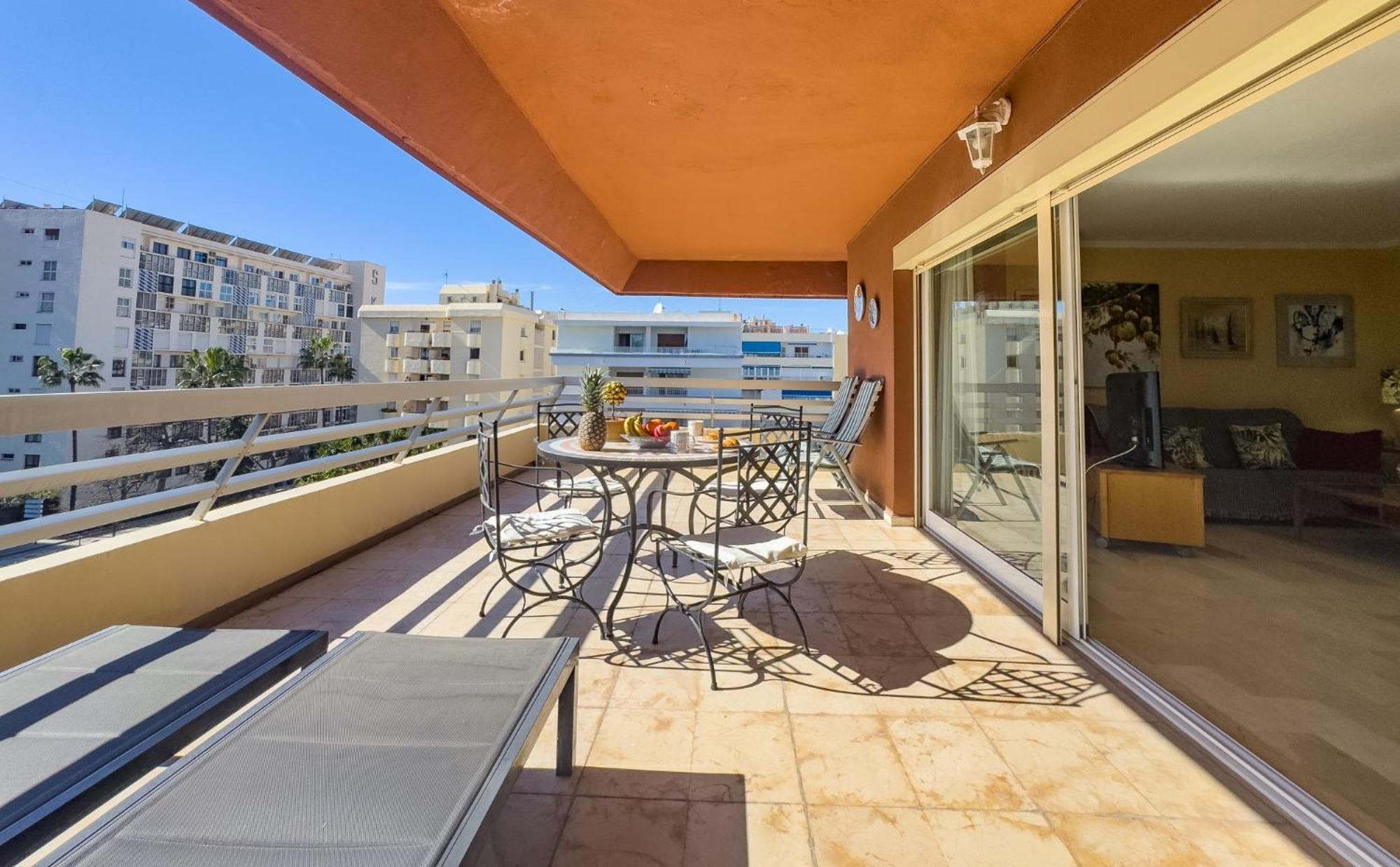 Spacious Two Bedroom In Centre