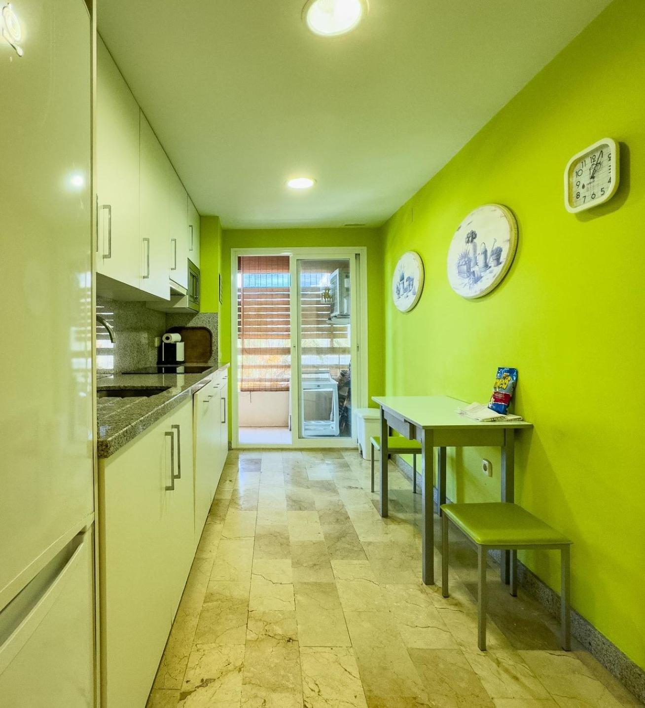 Apartment Spacious Two Bedroom In Centre *