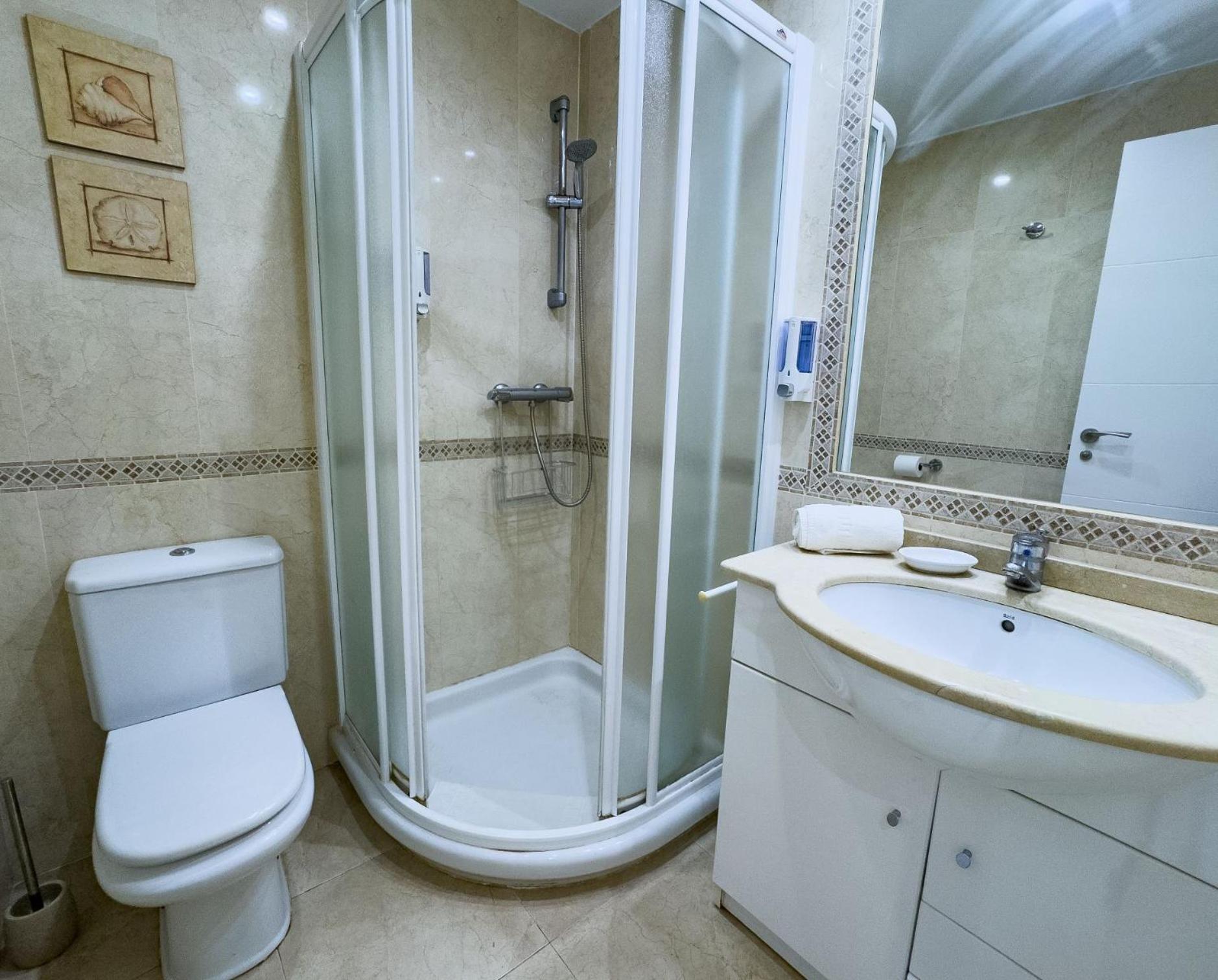 Spacious Two Bedroom In Centre