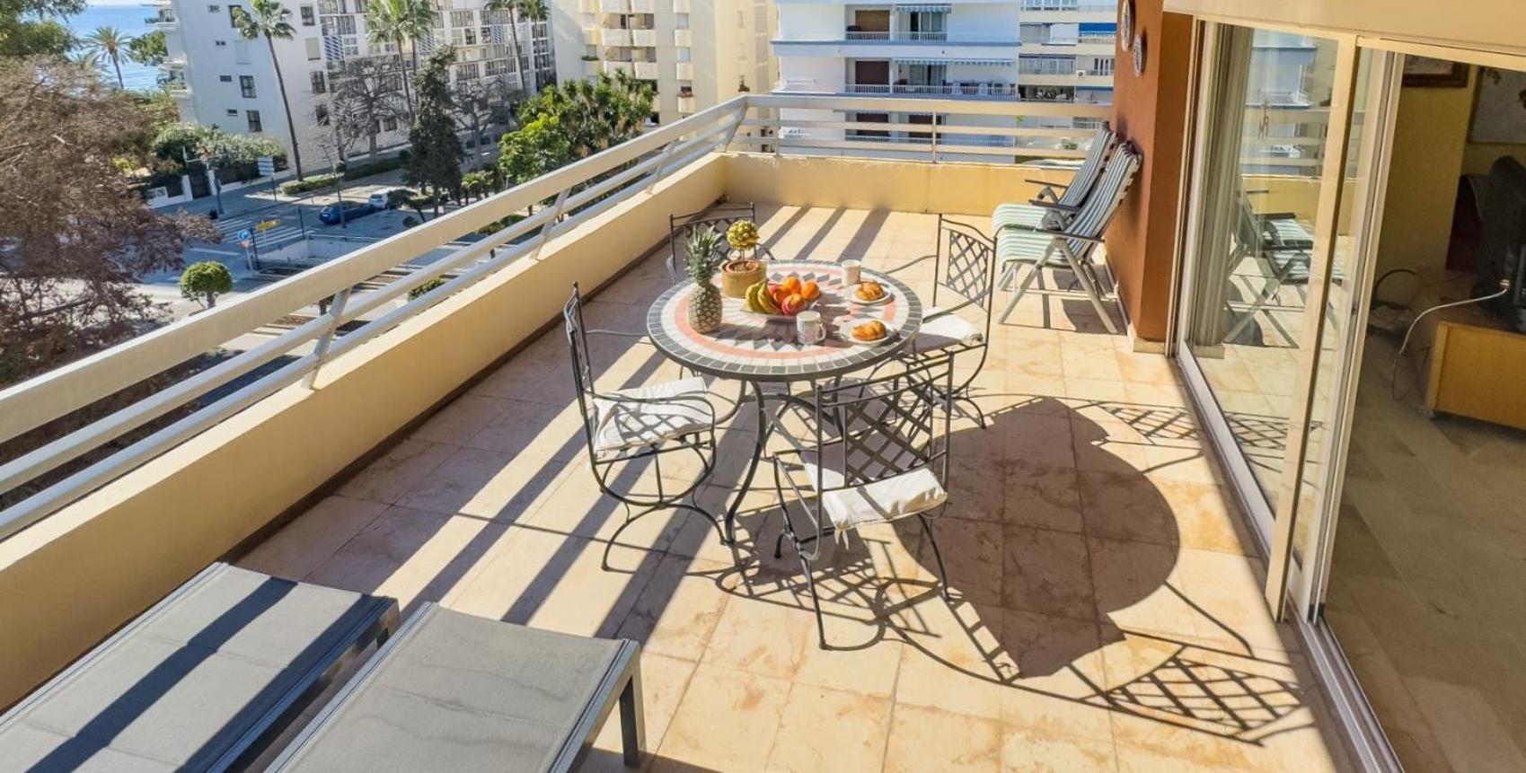 Apartment Spacious Two Bedroom In Centre