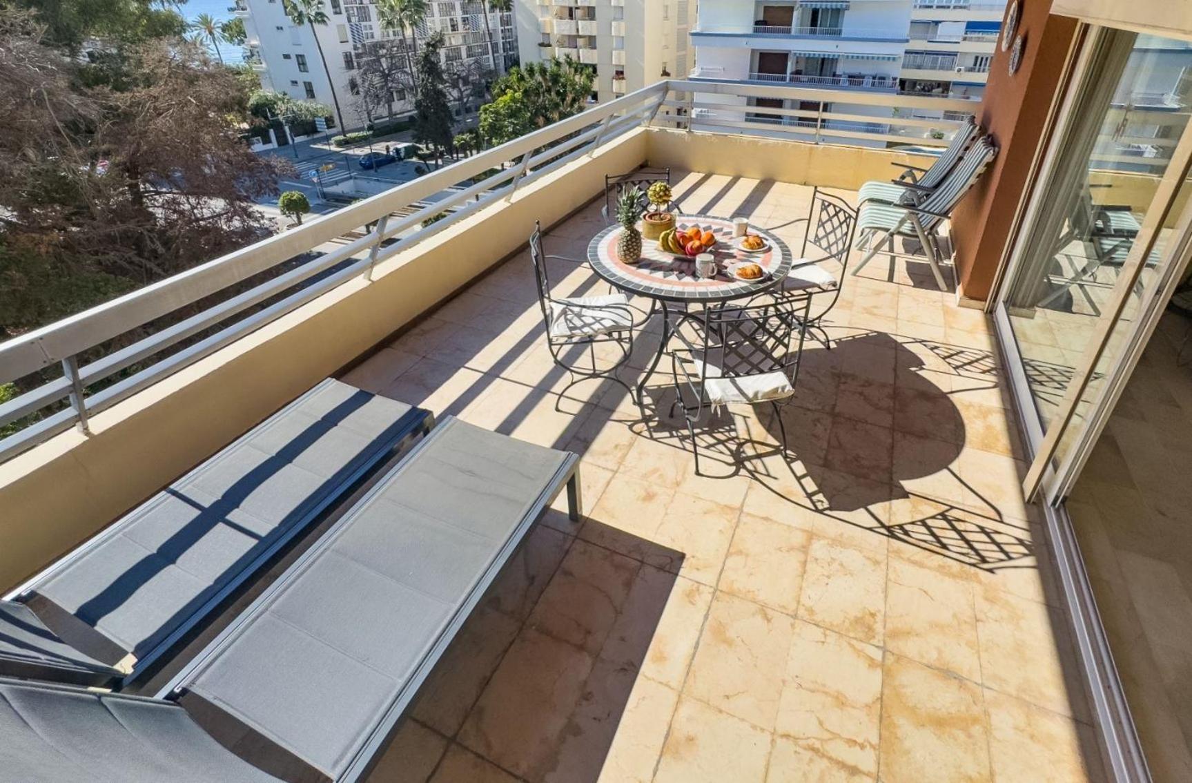 Spacious Two Bedroom In Centre Apartment